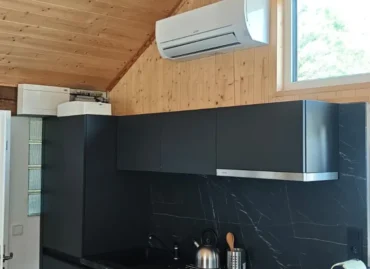 Montáž klimatizace do zahradního domku v Úhřeticích