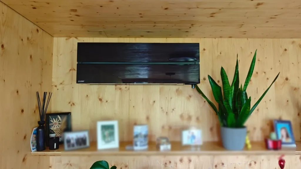 Tepelné čerpadlo vzduch/vzduch v zahradním domku v Chrudimi