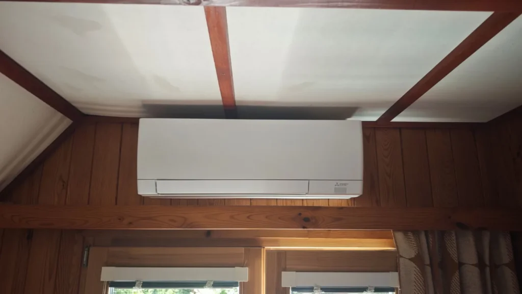 Montáž multisplit klimatizace Mitsubishi Electric v rekreační chatě