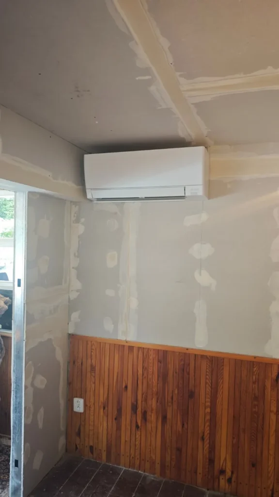 Montáž multisplit klimatizace Mitsubishi Electric v rekreační chatě