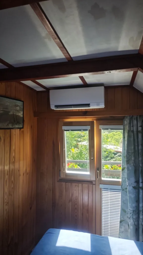 Montáž multisplit klimatizace Mitsubishi Electric v rekreační chatě