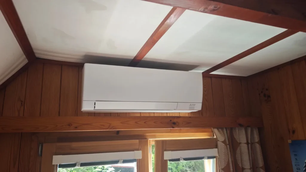 Montáž multisplit klimatizace Mitsubishi Electric v rekreační chatě