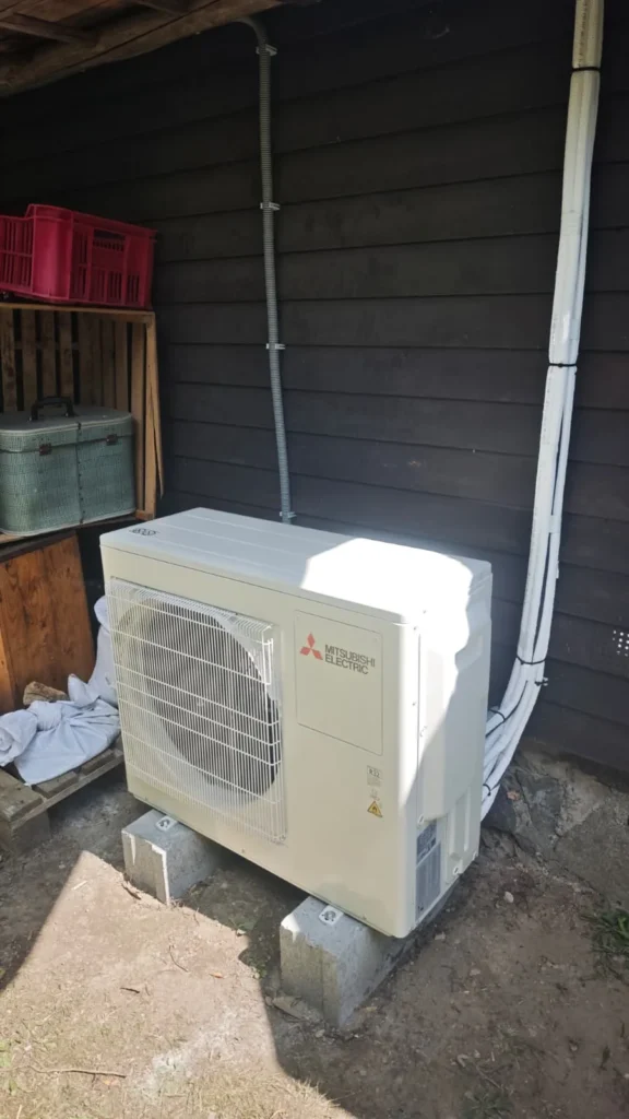 Montáž multisplit klimatizace Mitsubishi Electric v rekreační chatě