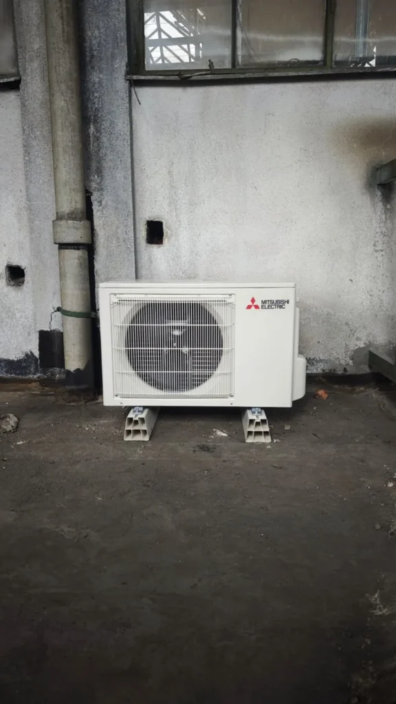 Montáž speciální klimatizační jednotky Mitsubishi MSY-TP35/MUY-TP35 pro serverovou místnost ve firmě v Praze – Vysočany