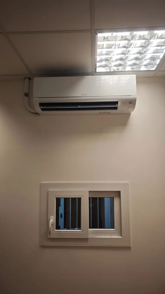 Montáž speciální klimatizační jednotky Mitsubishi MSY-TP35/MUY-TP35 pro serverovou místnost ve firmě v Praze – Vysočany