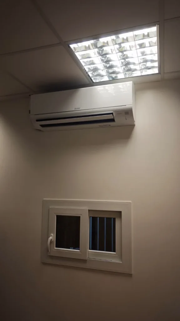 Montáž speciální klimatizační jednotky Mitsubishi MSY-TP35/MUY-TP35 pro serverovou místnost ve firmě v Praze – Vysočany