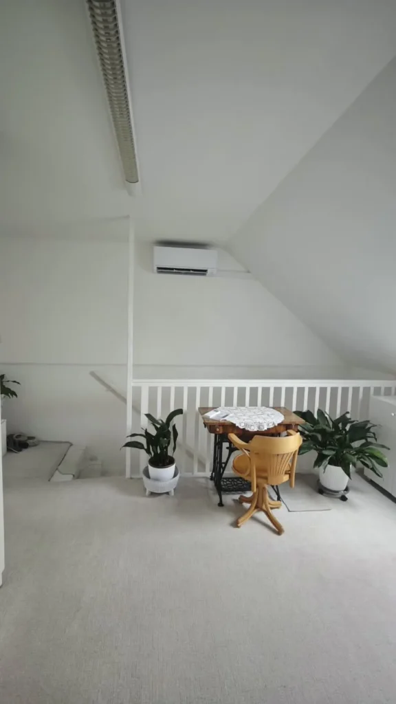Montáž klimatizace Mitsubishi Electric AY25 v rodinném domě v Zaječicích