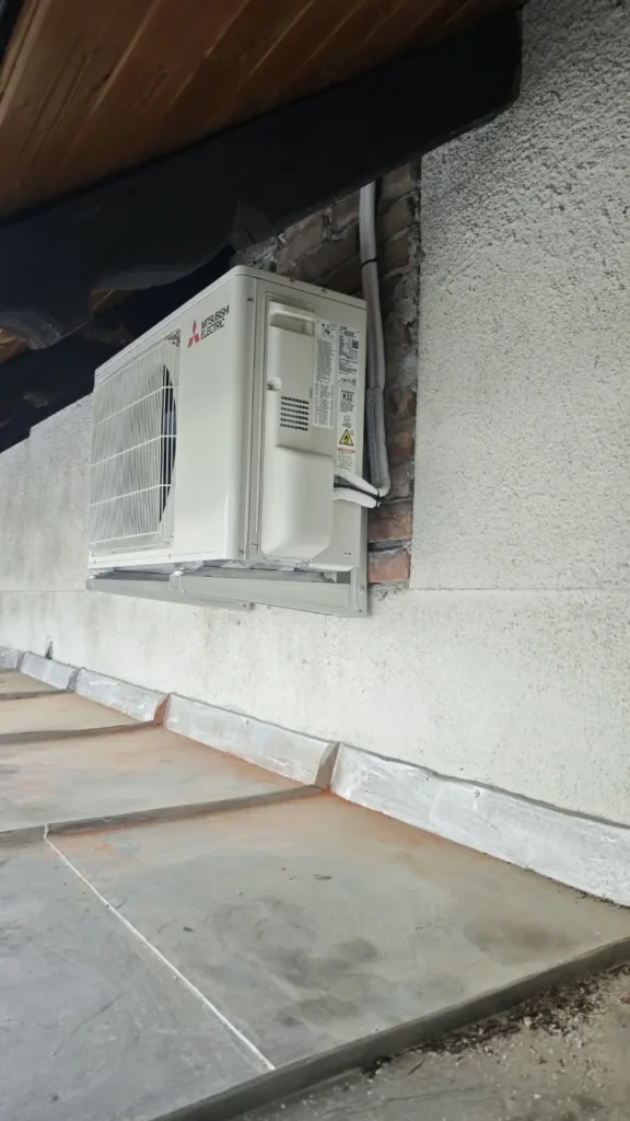 Montáž klimatizace Mitsubishi Electric AY25 v rodinném domě v Zaječicích
