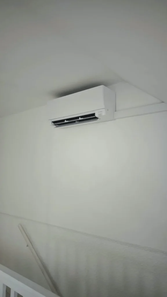 Montáž klimatizace Mitsubishi Electric AY25 v rodinném domě v Zaječicích