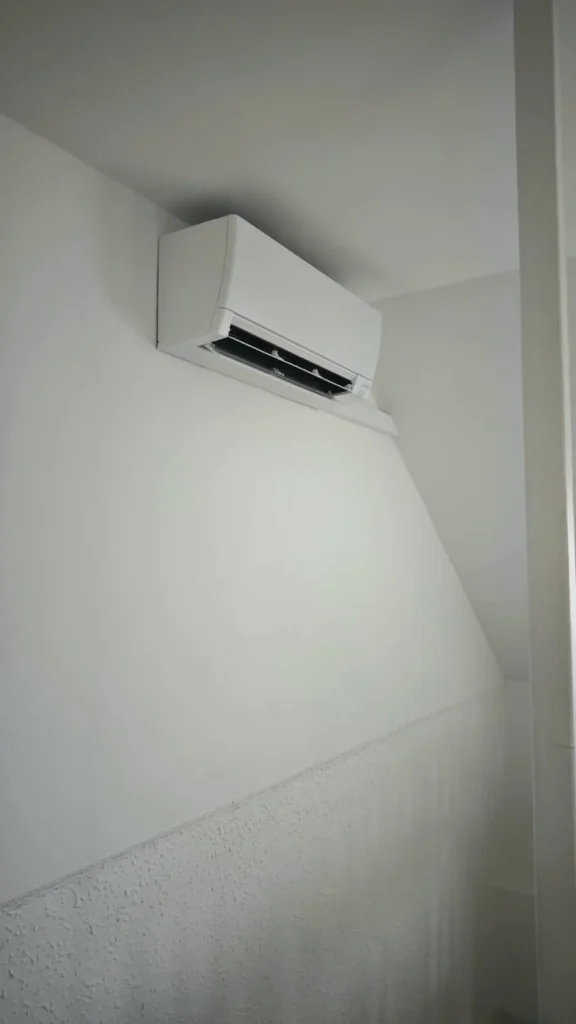 Montáž klimatizace Mitsubishi Electric AY25 v rodinném domě v Zaječicích