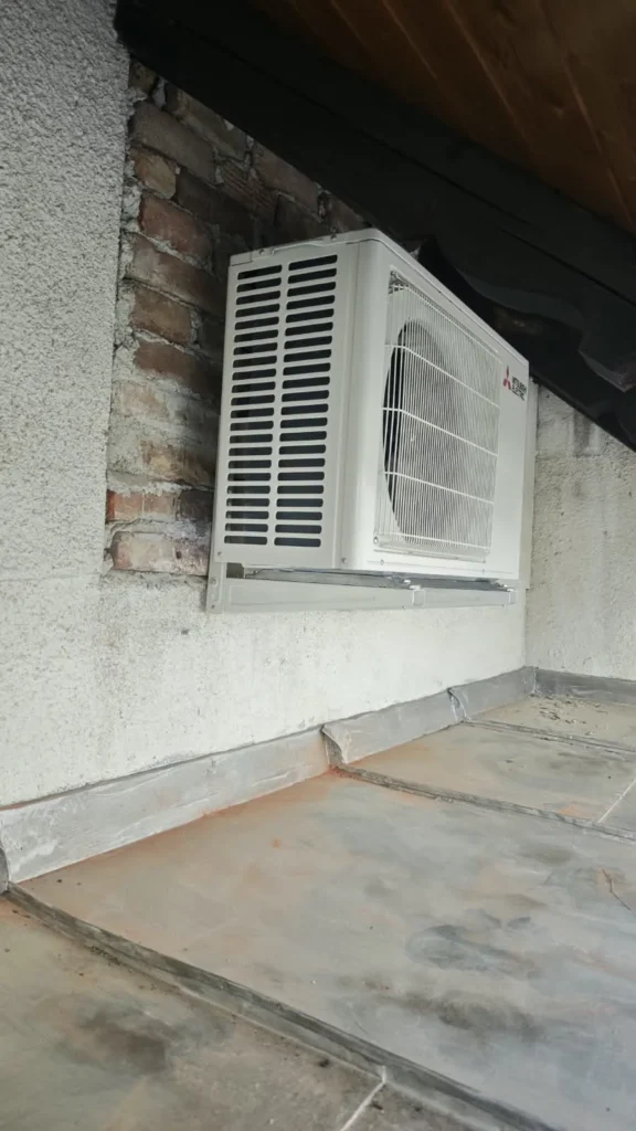 Montáž klimatizace Mitsubishi Electric AY25 v rodinném domě v Zaječicích
