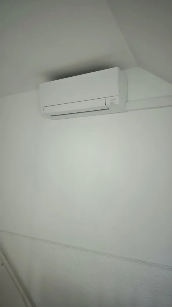 Montáž klimatizace Mitsubishi Electric AY25 v rodinném domě v Zaječicích