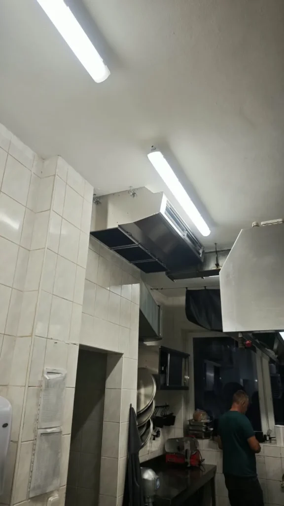 Montáž nerezové klimatizace Mitsubishi Electric do kuchyně penzionu Blatenský dvůr