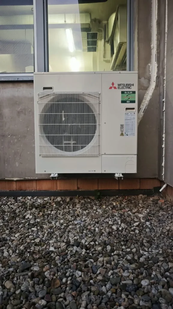 Montáž nerezové klimatizace Mitsubishi Electric do kuchyně penzionu Blatenský dvůr