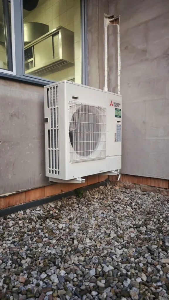 Montáž nerezové klimatizace Mitsubishi Electric do kuchyně penzionu Blatenský dvůr