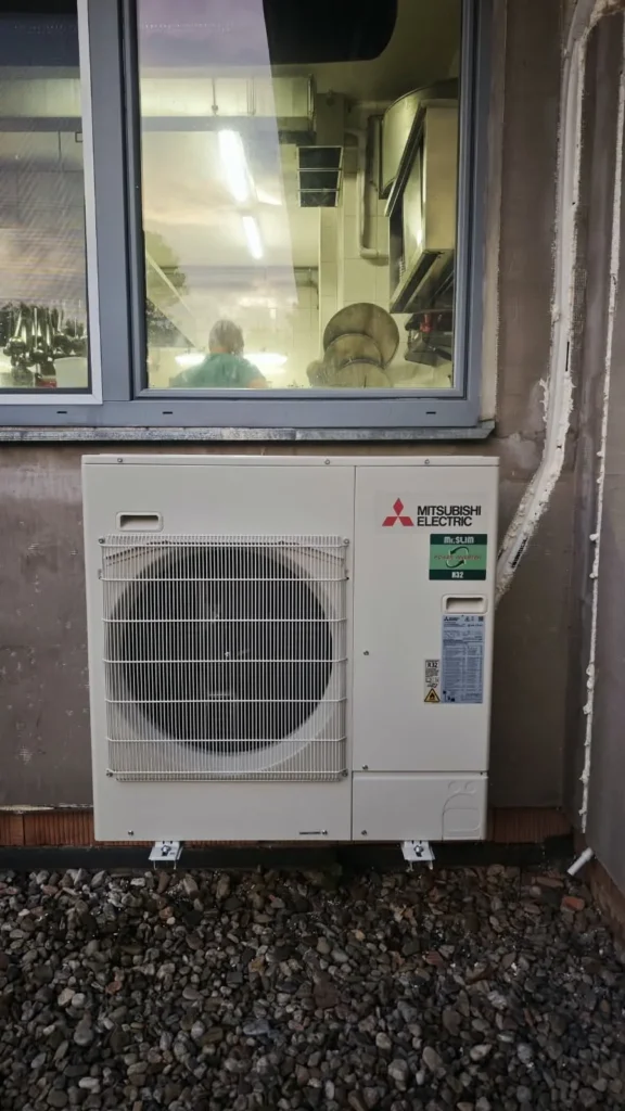 Montáž nerezové klimatizace Mitsubishi Electric do kuchyně penzionu Blatenský dvůr