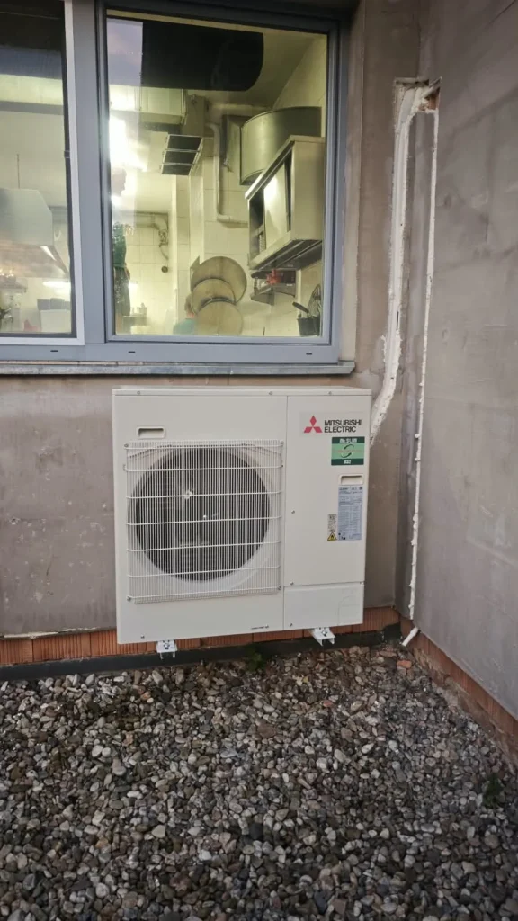 Montáž nerezové klimatizace Mitsubishi Electric do kuchyně penzionu Blatenský dvůr