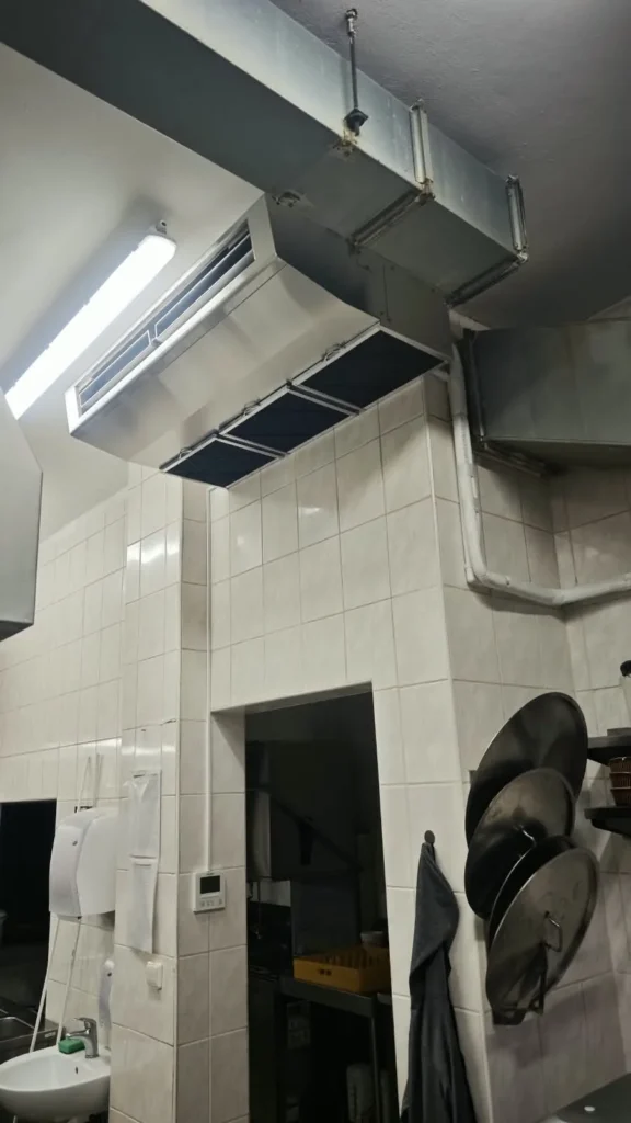Montáž nerezové klimatizace Mitsubishi Electric do kuchyně penzionu Blatenský dvůr
