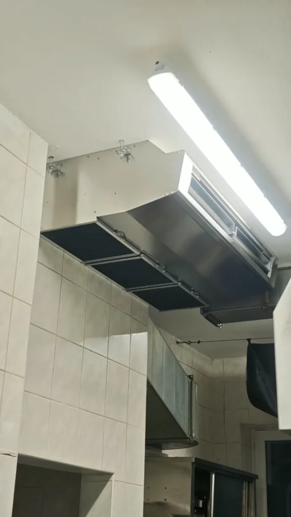 Montáž nerezové klimatizace Mitsubishi Electric do kuchyně penzionu Blatenský dvůr