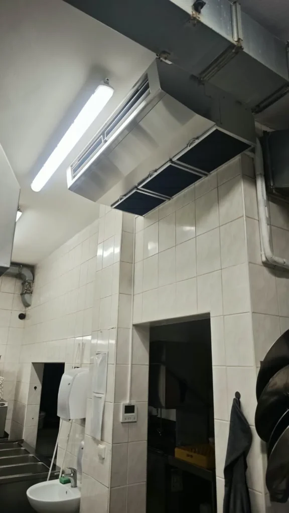 Montáž nerezové klimatizace Mitsubishi Electric do kuchyně penzionu Blatenský dvůr