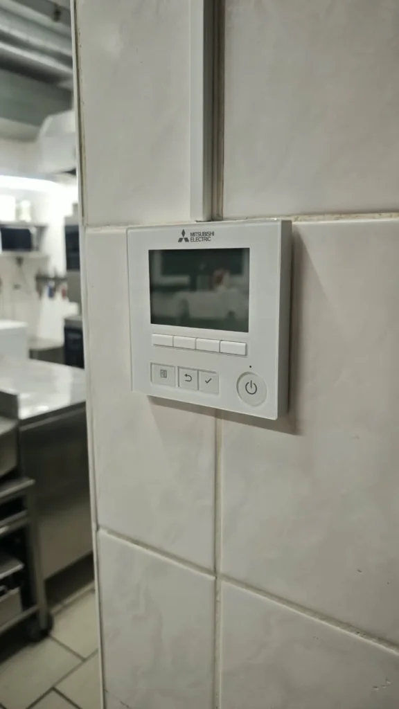 Montáž nerezové klimatizace Mitsubishi Electric do kuchyně penzionu Blatenský dvůr