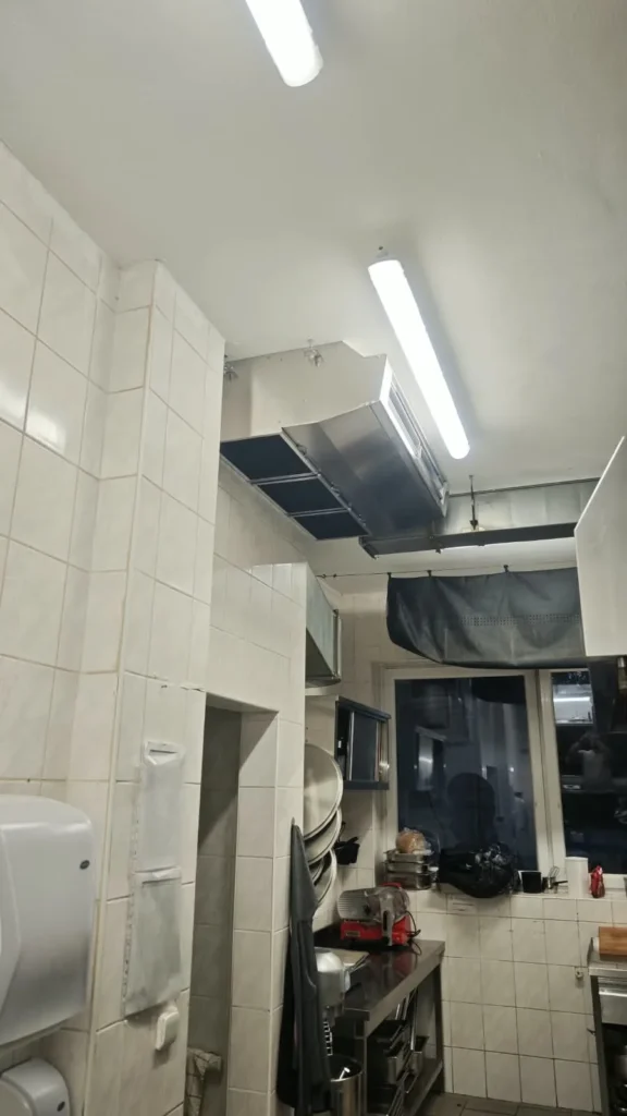 Montáž nerezové klimatizace Mitsubishi Electric do kuchyně penzionu Blatenský dvůr