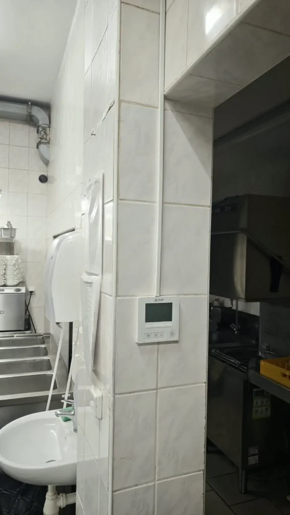 Montáž nerezové klimatizace Mitsubishi Electric do kuchyně penzionu Blatenský dvůr