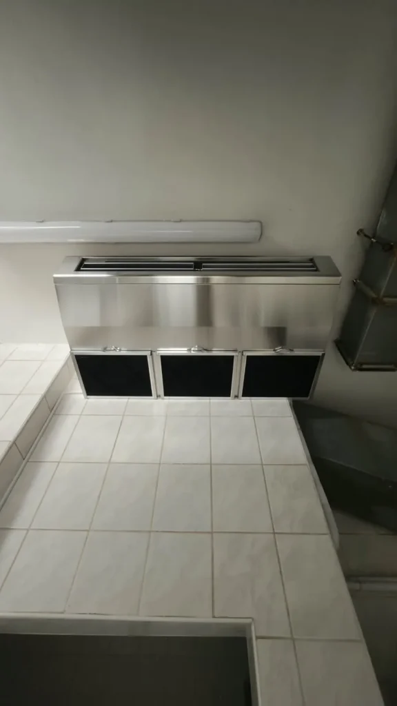 Montáž nerezové klimatizace Mitsubishi Electric do kuchyně penzionu Blatenský dvůr