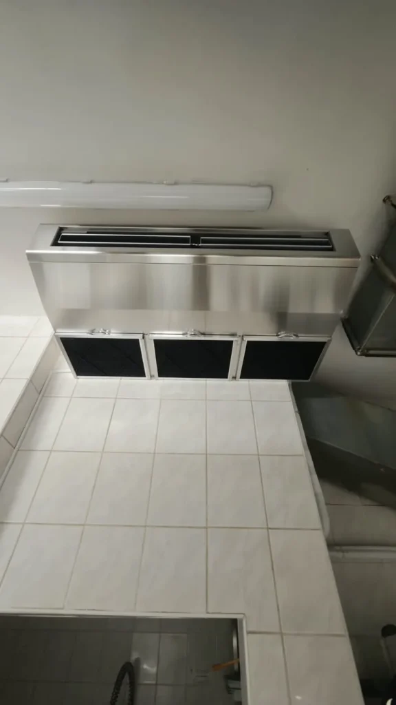 Montáž nerezové klimatizace Mitsubishi Electric do kuchyně penzionu Blatenský dvůr