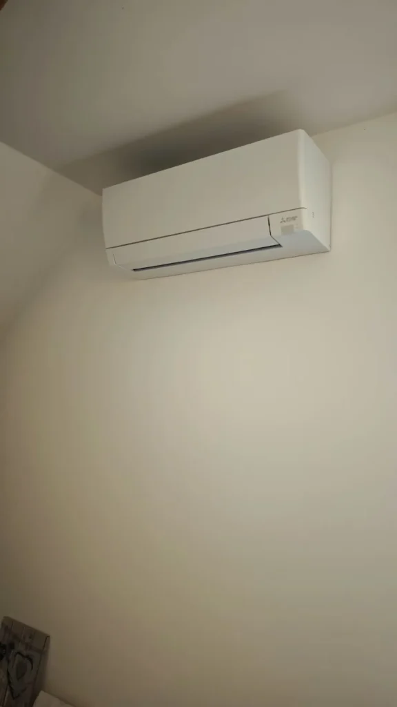 Montáž multisplitového systému Mitsubishi Electric v RD ve Vlčnově