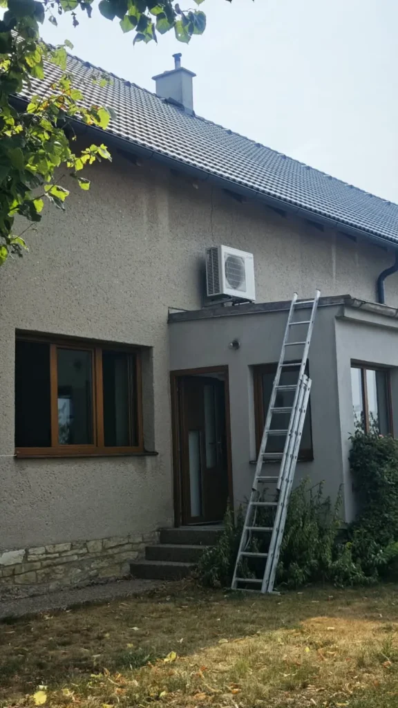 Montáž tepelného čerpadla vzduch–vzduch ve starším RD v Domanicích
