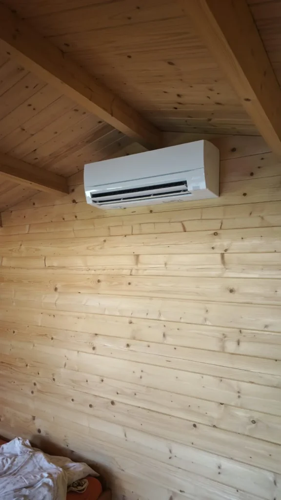 Tepelné čerpadlo Mitsubishi Electric FT v zahradním domku v Luži